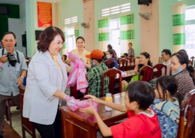 Nữ doanh nhân Bình Định tặng quà trẻ em nhân dịp Tết Trung Thu 2023