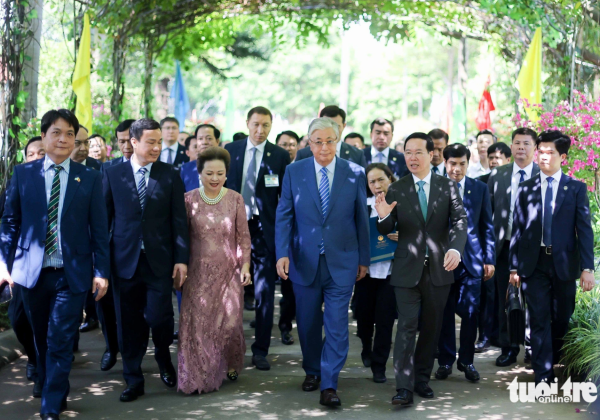 Phó Chủ tịch VAWE Nguyễn Thị Nga tiếp Chủ tịch nước Võ Văn Thưởng và Tổng thống Kazakhstan cùng thử làm gốm Chu Đậu